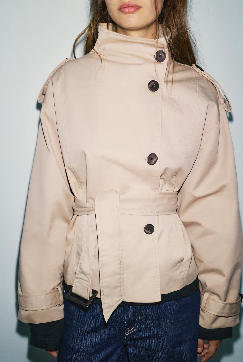 Écru | Elegante Damen-Wickeljacke mit Stehkragen für stilvolle Winterlooks