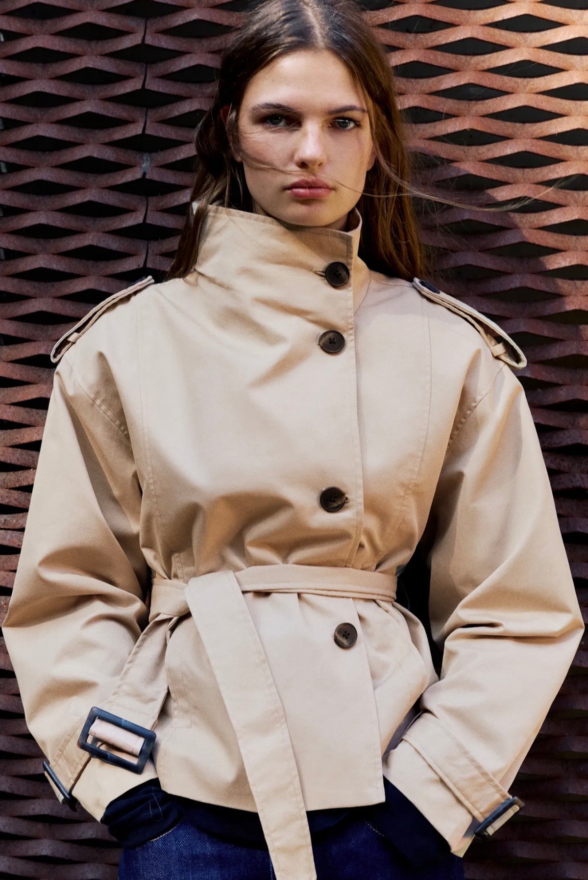 Écru | Elegante Damen-Wickeljacke mit Stehkragen für stilvolle Winterlooks