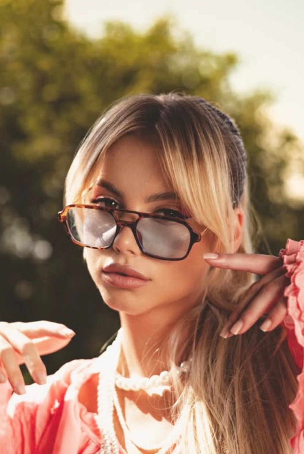 Frau mit Sonnenbrille im Freien
